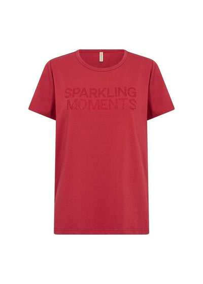 Rød t-skjorte med rund hals og korte ermer. Teksten "SPARKLING MOMENTS" på forsiden.