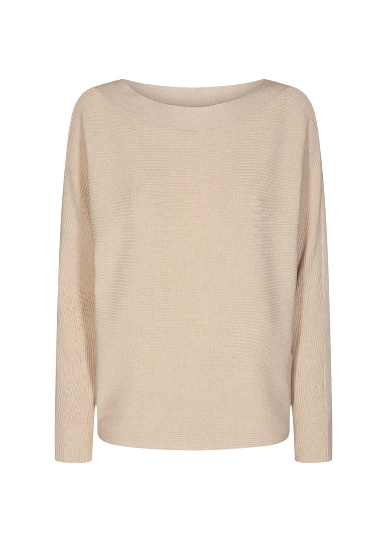 Lys, ribbestrikket genser med lange ermer og bred, rund hals. Enkel design.