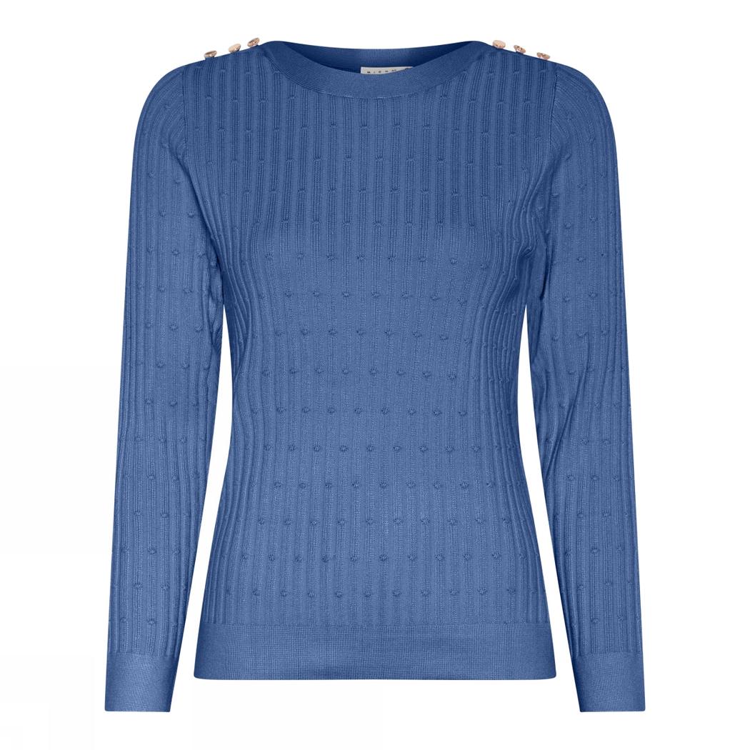 Blå jumper med ribbet tekstur, små hevede prikker og dekorative knapper på skulderen.