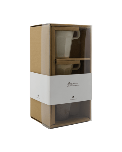 Sett med tre steintøykrus i off-white, beige og grønn, med teksturert og rillet design.