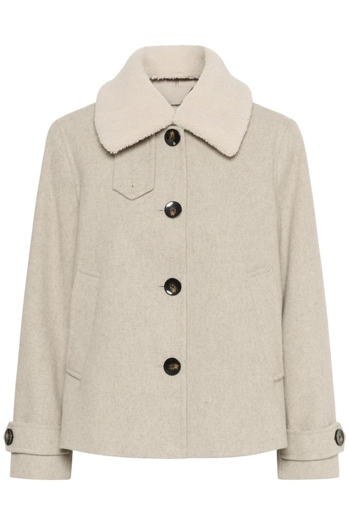 Lys beige jakke med myk krage, knapper foran, lommer på sidene og knappdetaljer på ermene.