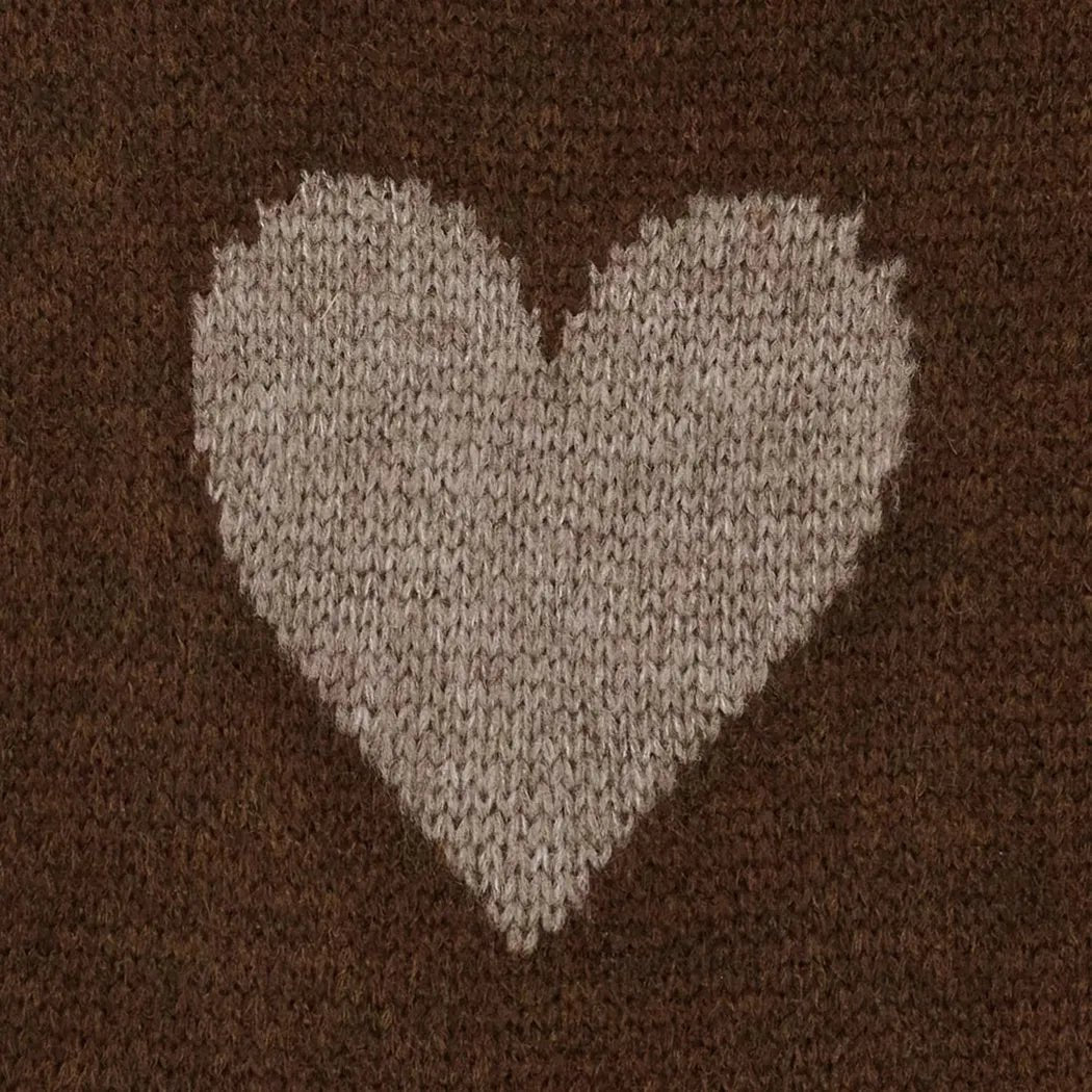 Brun genser med hjerteformet mønster i lysere farge.