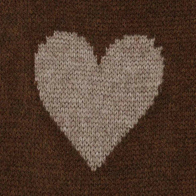 Brun genser med hjerteformet mønster i lysere farge.