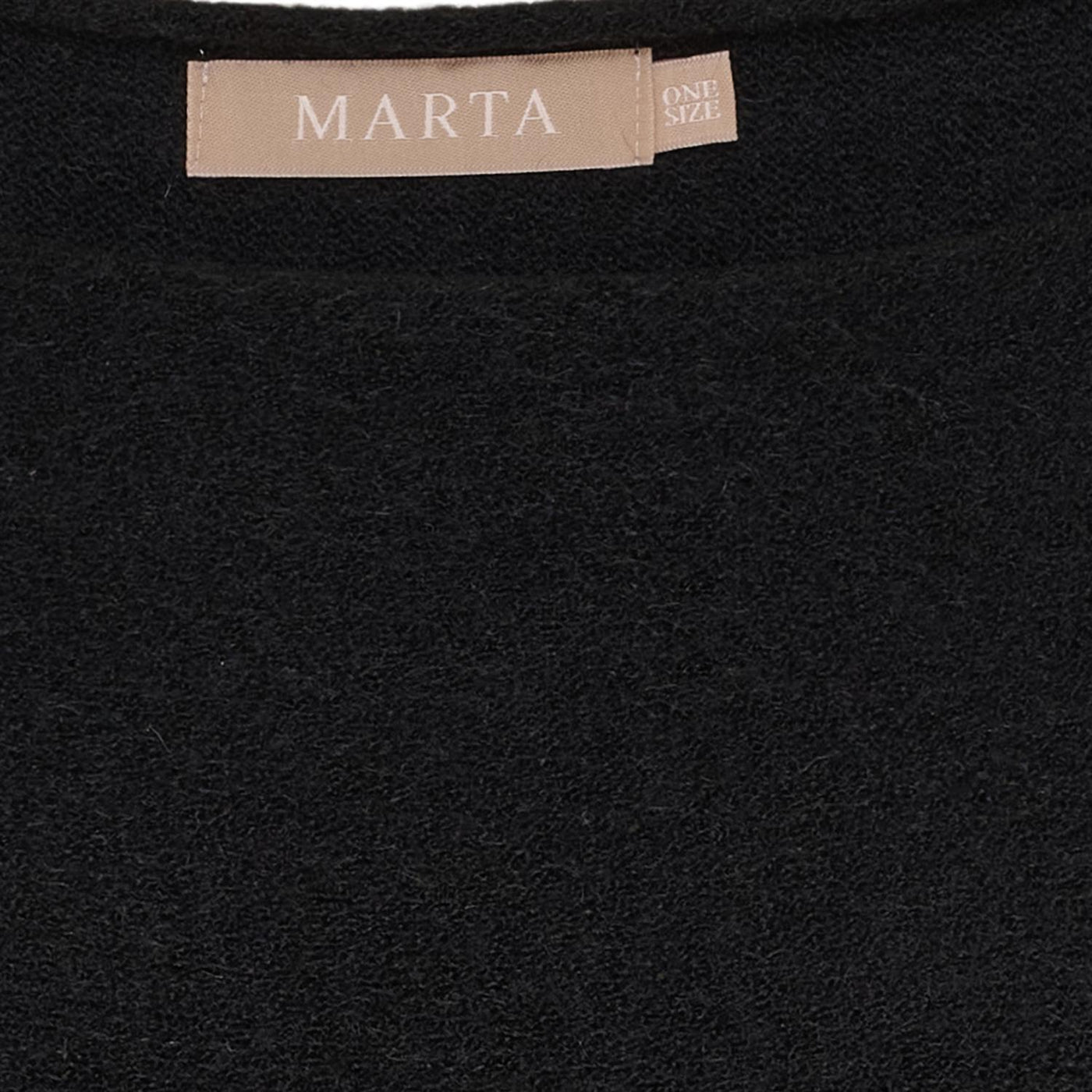 Svart strikk med løs passform, vide ermer og rynkede detaljer, etikett viser "MARTA", "ONE SIZE".