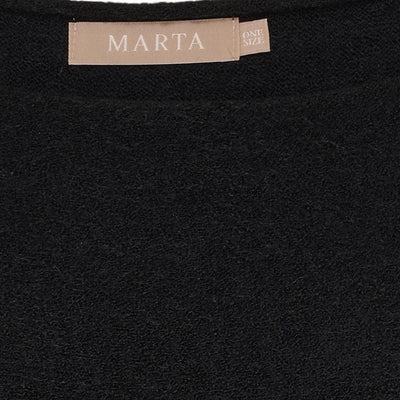 Svart strikk med løs passform, vide ermer og rynkede detaljer, etikett viser "MARTA", "ONE SIZE".