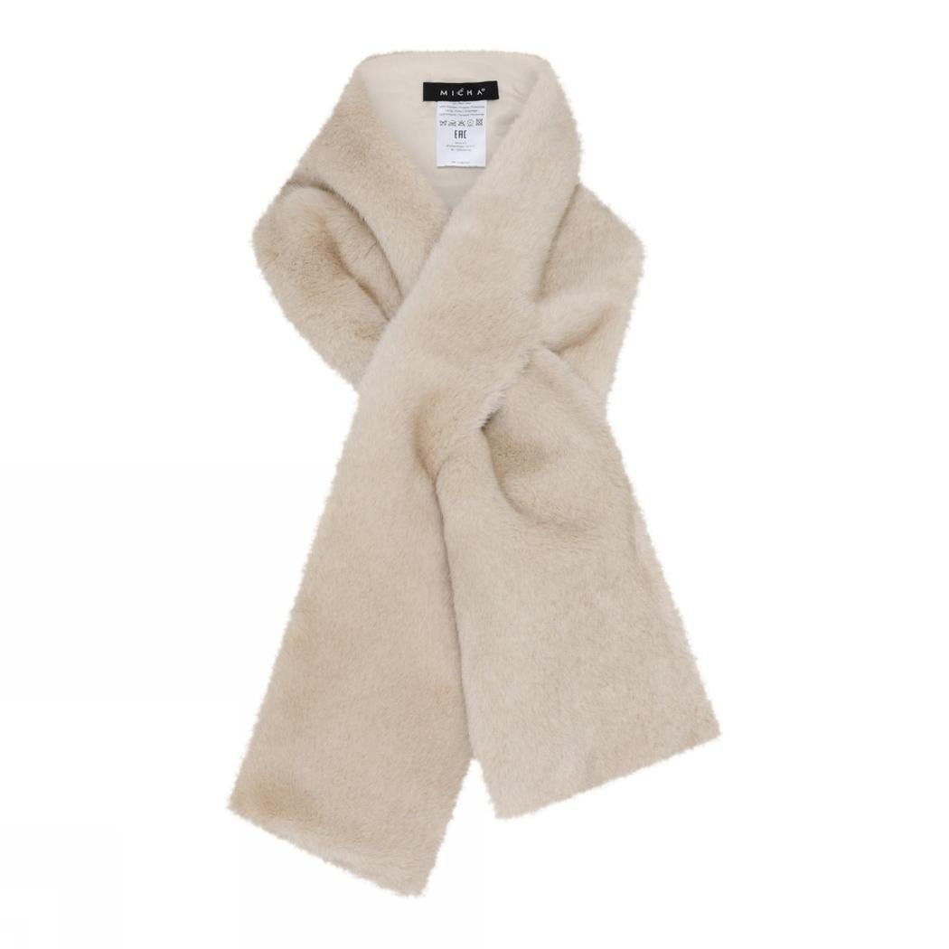 Beige, mykt og fluffy skjerf, korslagt med synlig etikett øverst.