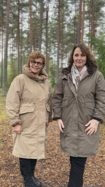 Jakke med hette, pelsfôr og snøring