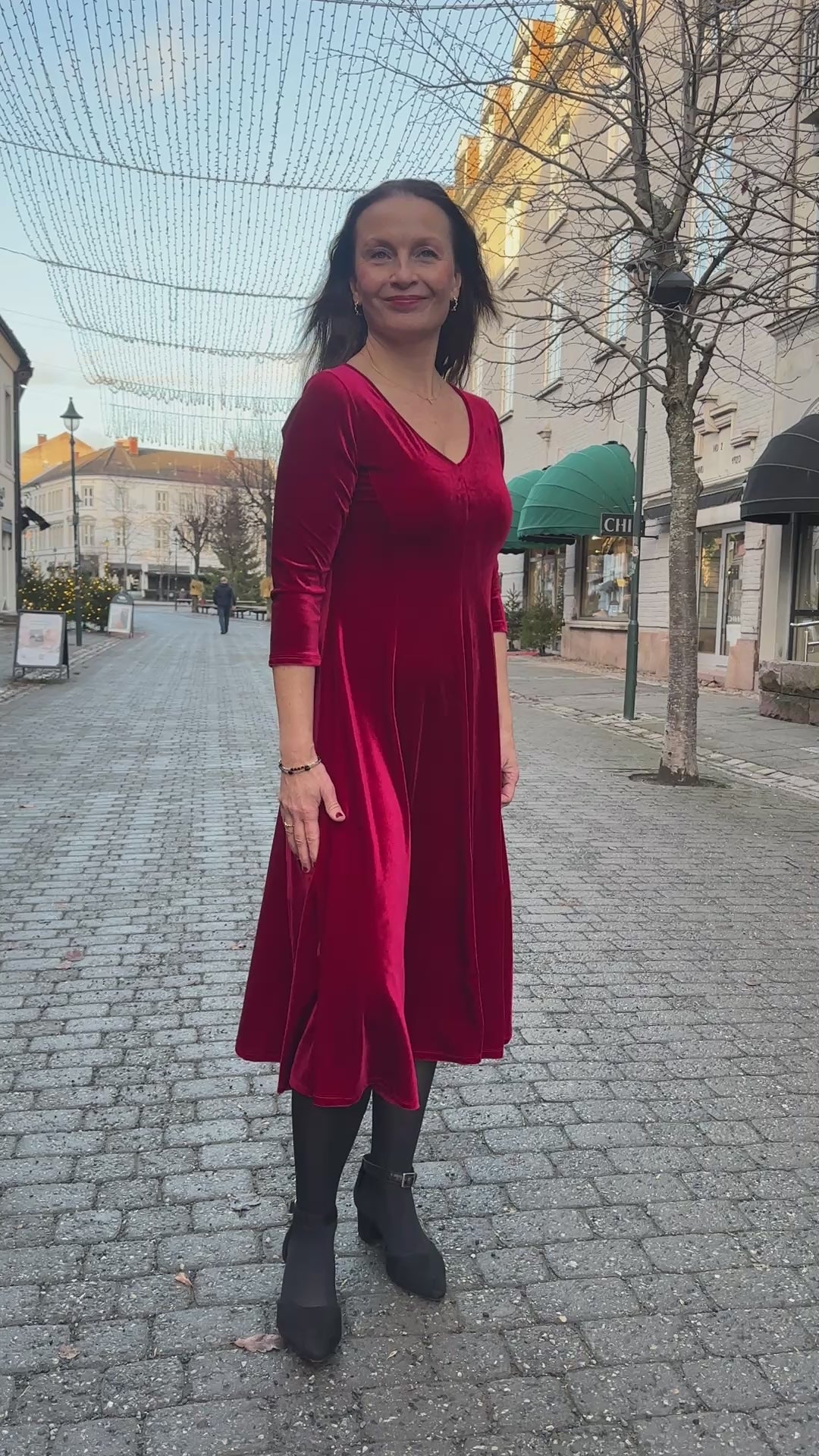 Velour kjole m v hals