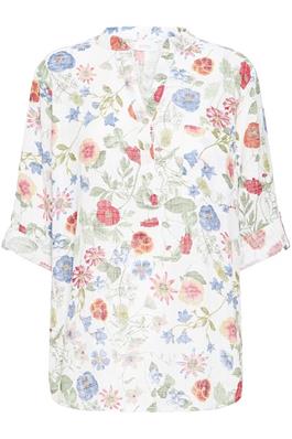 Hvit bluse med fargerikt blomstertrykk i rødt, blått og grønt. Trekvart ermer og V-hals.