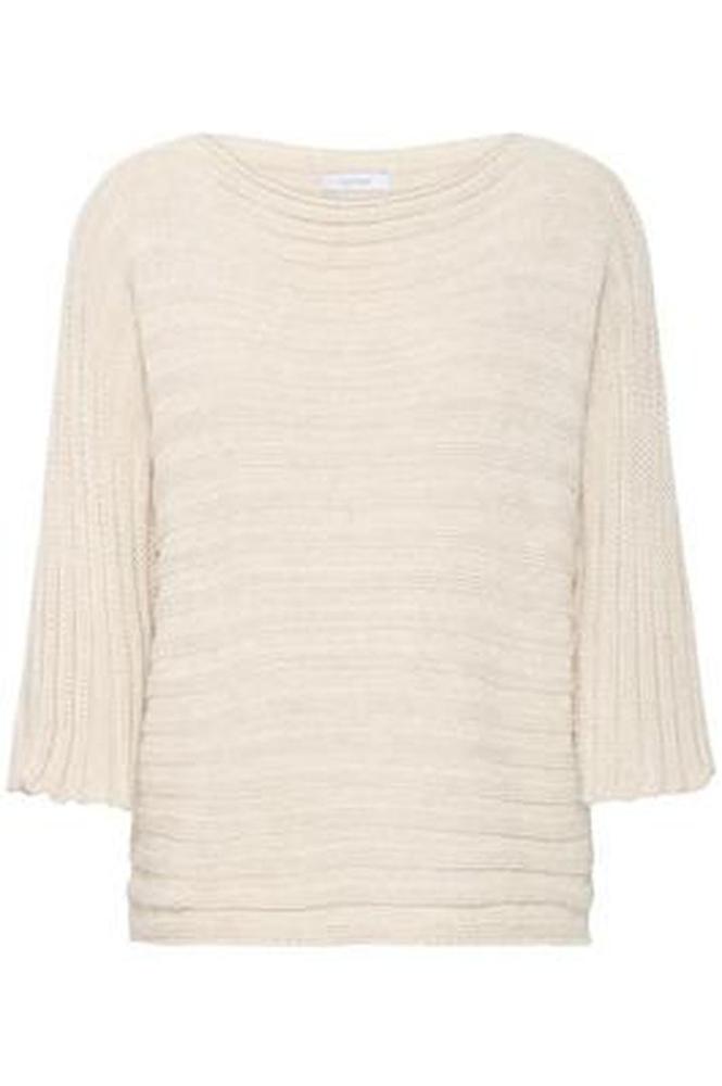 Offwhite, strikket genser med rund hals og trekvart ermer. Teksturert med horisontale riller.