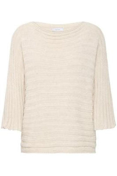 Offwhite, strikket genser med rund hals og trekvart ermer. Teksturert med horisontale riller.