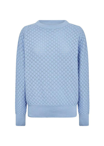 Lys blå genser med geometrisk mønster, ribbestrikkede mansjetter, hals og kant.