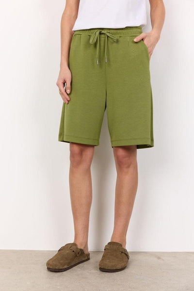 Olivengrønne shorts med elastisk linning, snøring, romslige lommer og løs passform.