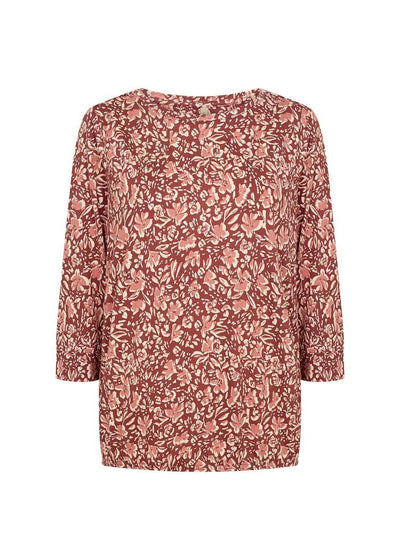 Bluse med blomsterprint i rødt og krem, 3/4 ermer, rett snitt.