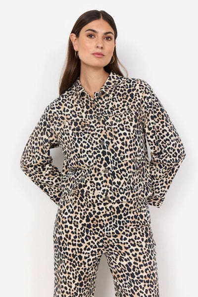 Jakke og bukse med leopardmønster i bomullsstoff. Modellen har langt, brunt hår.