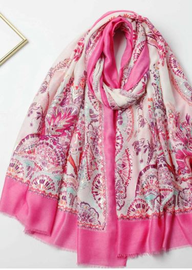 Et skjerf i rosa og hvitt med intrikate mønstre og detaljer, laget av bomull og viskose.