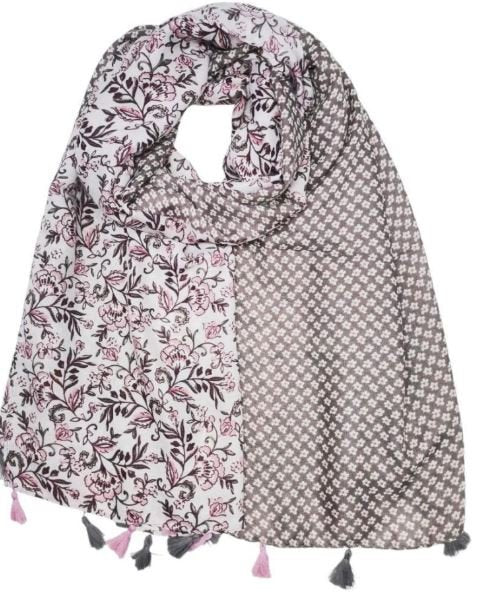 Skjerf med blomster- og geometrisk mønster i rosa, svart og grått. Dusker i endene.