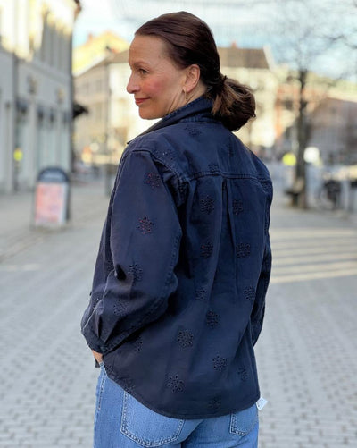 Stor skjorte m broderi-Bluser og skjorter-JENSEN