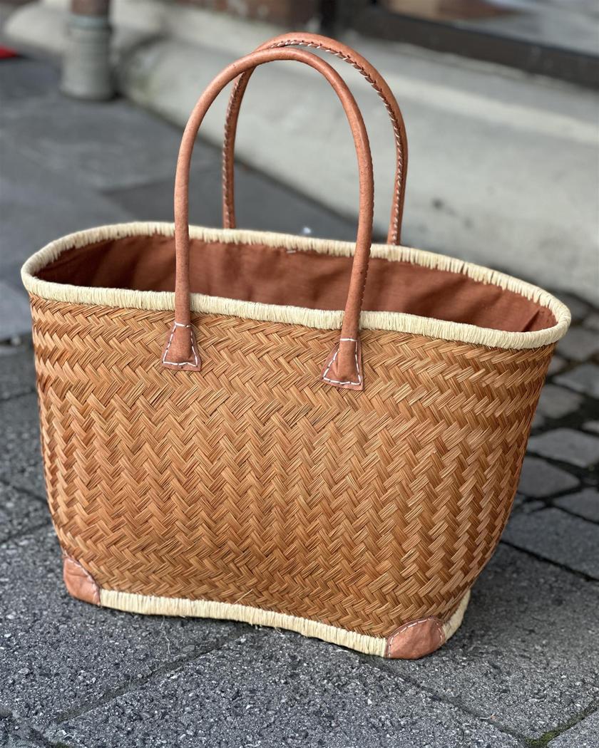 Stråkurv i bast med skinn M-Vesker-Found By Stili