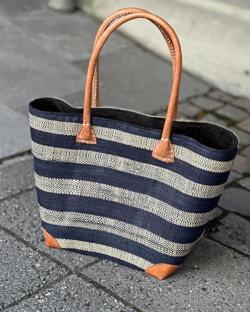 Stråkurv i striper med skinn M-Vesker-Found By Stili