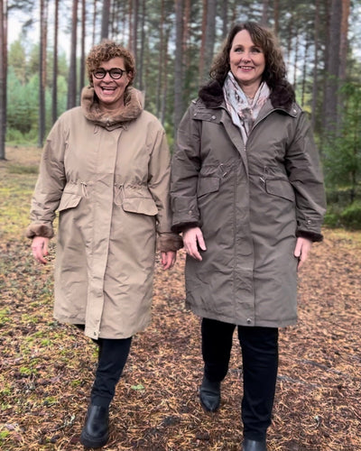 Jakke med hette, pelsfôr og snøring