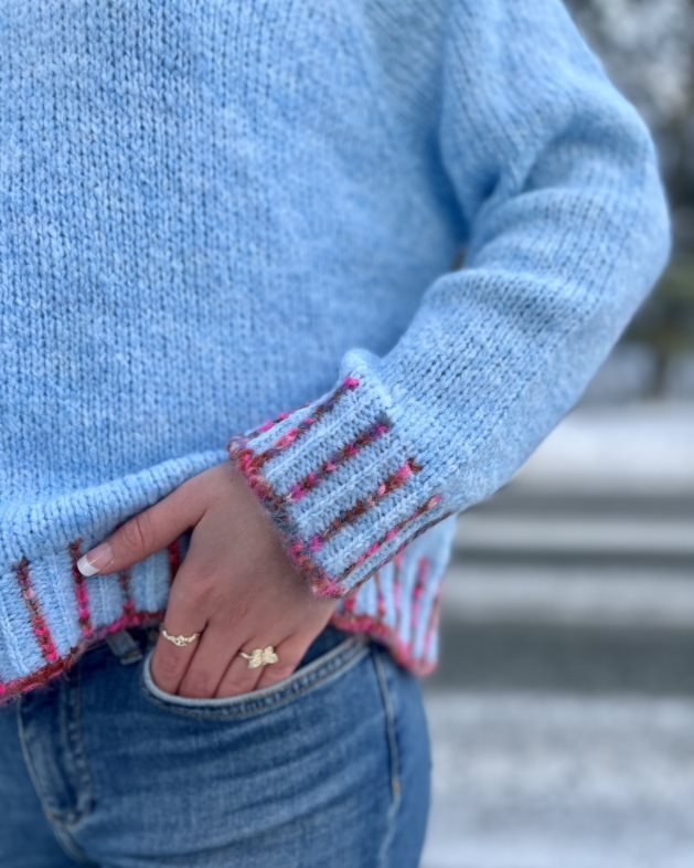 Kort strikke genser med fine stikninger