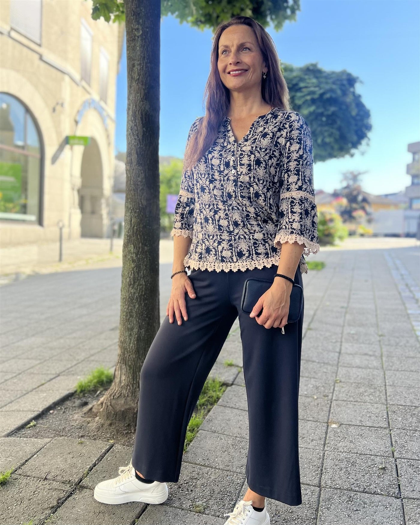 Jasmine bluse med blonder i viskose
