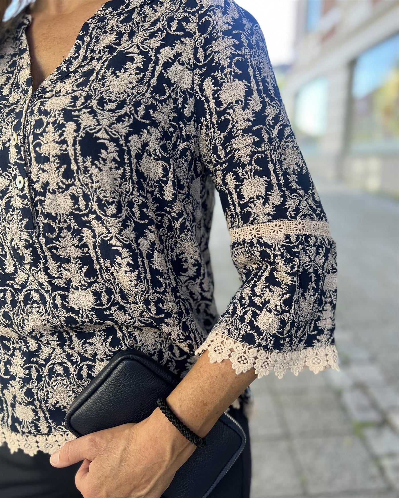 Jasmine bluse med blonder i viskose