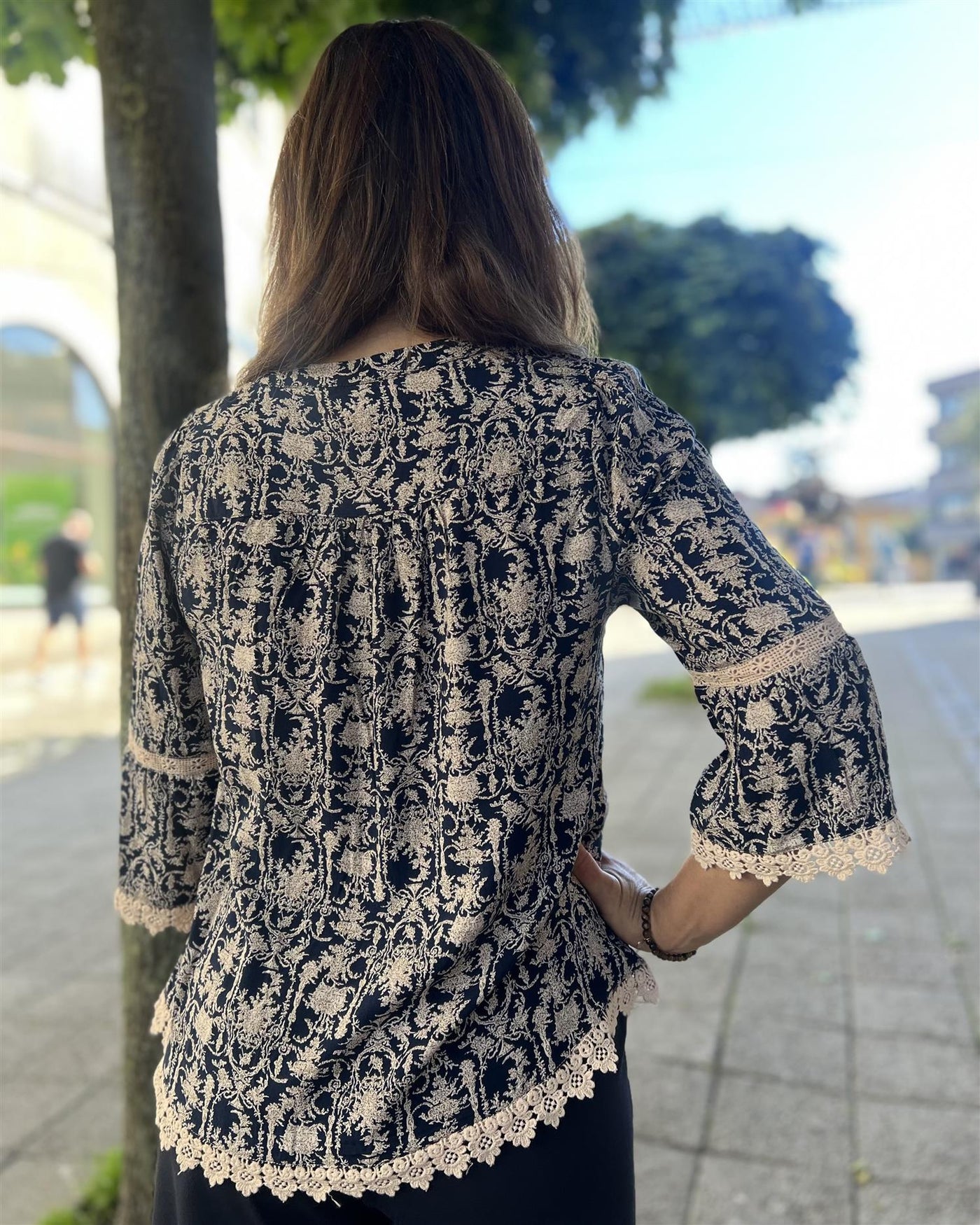 Jasmine bluse med blonder i viskose